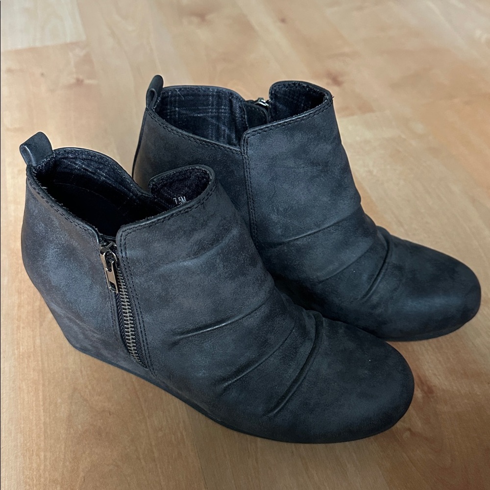 Maurice’s Stylish Gray/Black Ankle Wedge Booties - Size 7.5